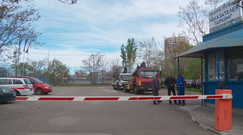 Паяк вдигна колата на даяджия, той свали номерата на репатрака