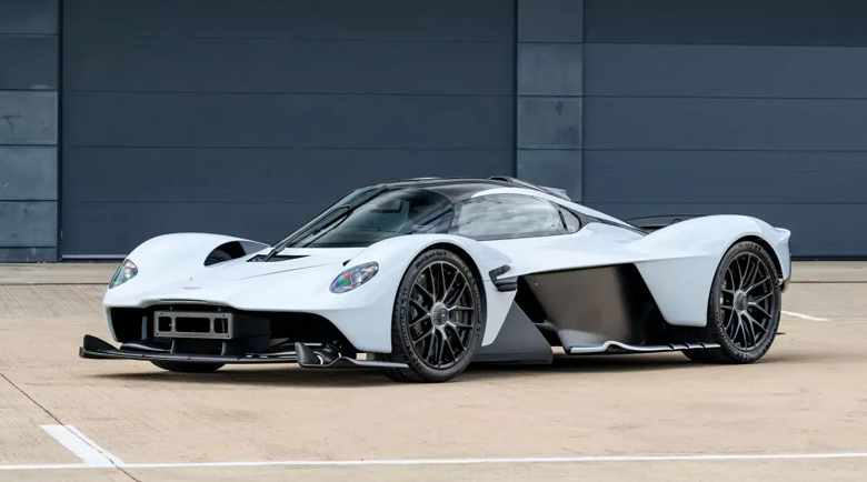 Даниел Рикардо продава почти нов Aston Martin Valkyrie